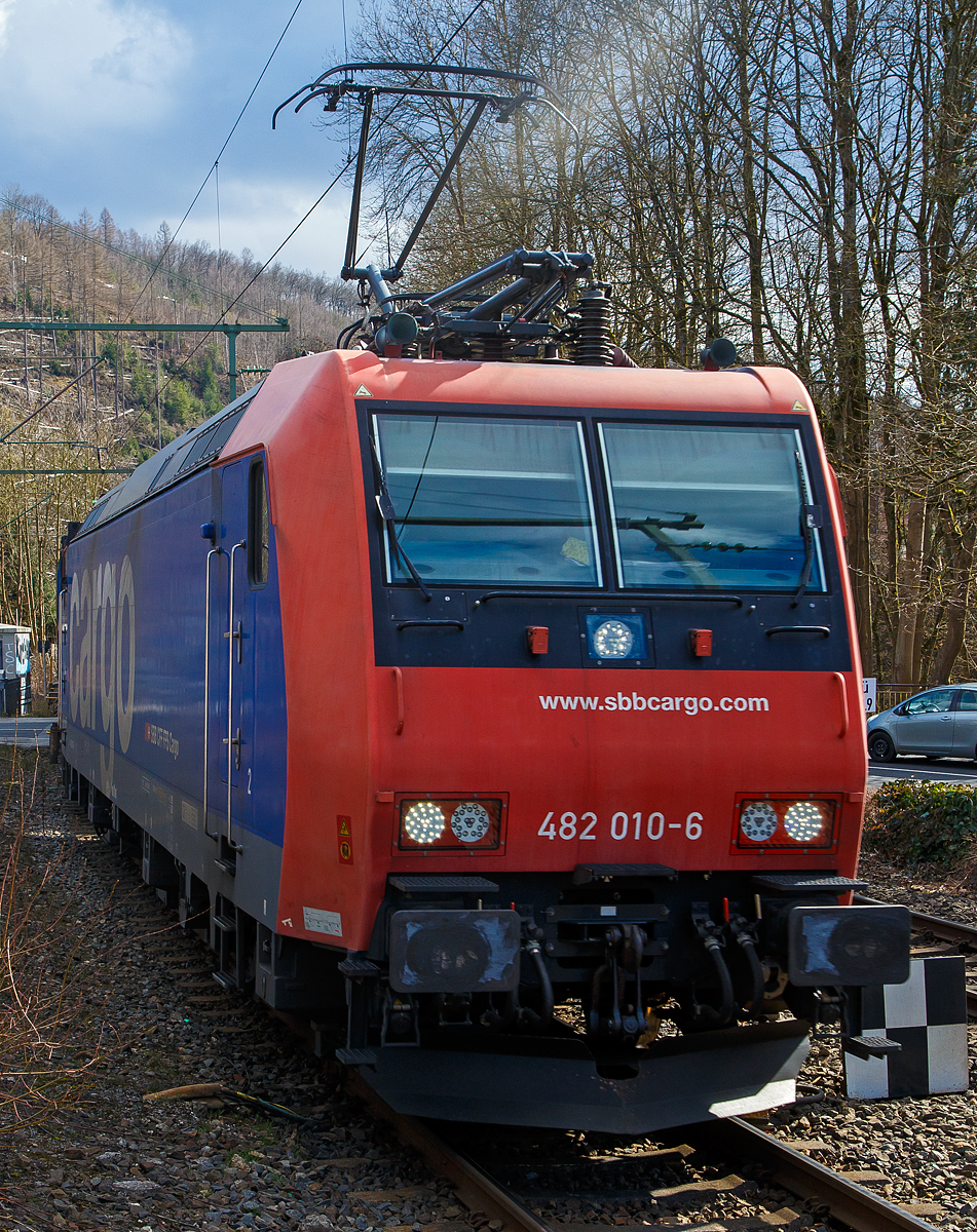 Durch den Felsrutsch bei Kestert, unweit des Loreley-Felsens im Mittelrheintal, ist meistbefahrenste Gterzugstrecke Europas die Rechte Rheinstrecke KBS 466 teilweise verschttet worden und gesperrt. Wohl bedingt dadurch fahren nun Gterzge ber die Siegstrecke fast im Blockabstand ....
Die Re 482 010-6 (91 85 4482 010-6 CH-SBBC) der SBB Cargo AG fhrt am 19.03.2021, mit einem HUPAC-KLV/Container-Zug durch Kirchen an der Sieg in Richtung Siegen. Hinweis: Ich stehe am Bahnsteig vom Bahnhof.

Die TRAXX F140 AC1 wurde 2002 von Bombardier in Kassel unter der Fabriknummer 33519 gebaut und an die SBB Cargo AG geliefert. Sie hat die Zulassungen und Zugbeeinflussungssysteme fr die Schweiz und Deutschland. Zurzeit ist sie an die SBB Cargo International AG vermietet