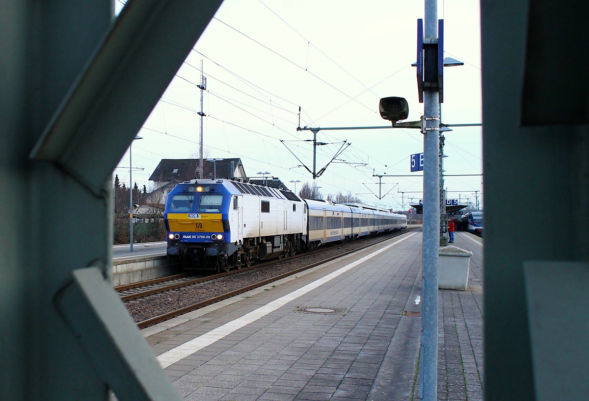 Durch den Mast geschaut...MaK DE 2700-08 oder 251 008-9(REV/VL/03.05.13)steht hier abfahrbereit mit einer NOB nach Westerland im Bahnhof von Itzehoe. 27.12.2014