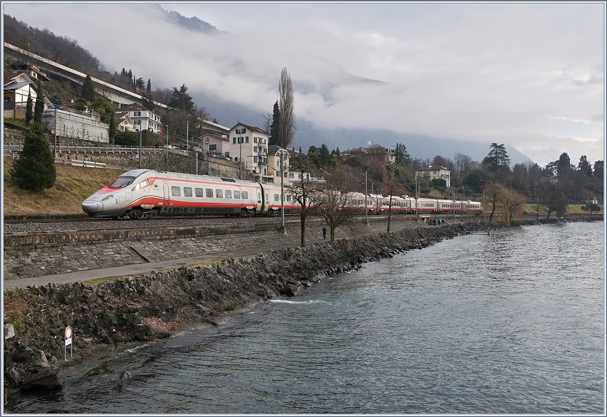 Durch den Mehrbedarf an RABe 503 für das neue ECE Zugspaar Frankfurt - Milano kommt nun auch die Simplonline in den Genuss der schönen FS Trenitalia ETR 610. Das Bild zeigt den EC 34 von Milano nach Genève kurz nach Villeneuve am Genfer See.
7. Jan. 2018
