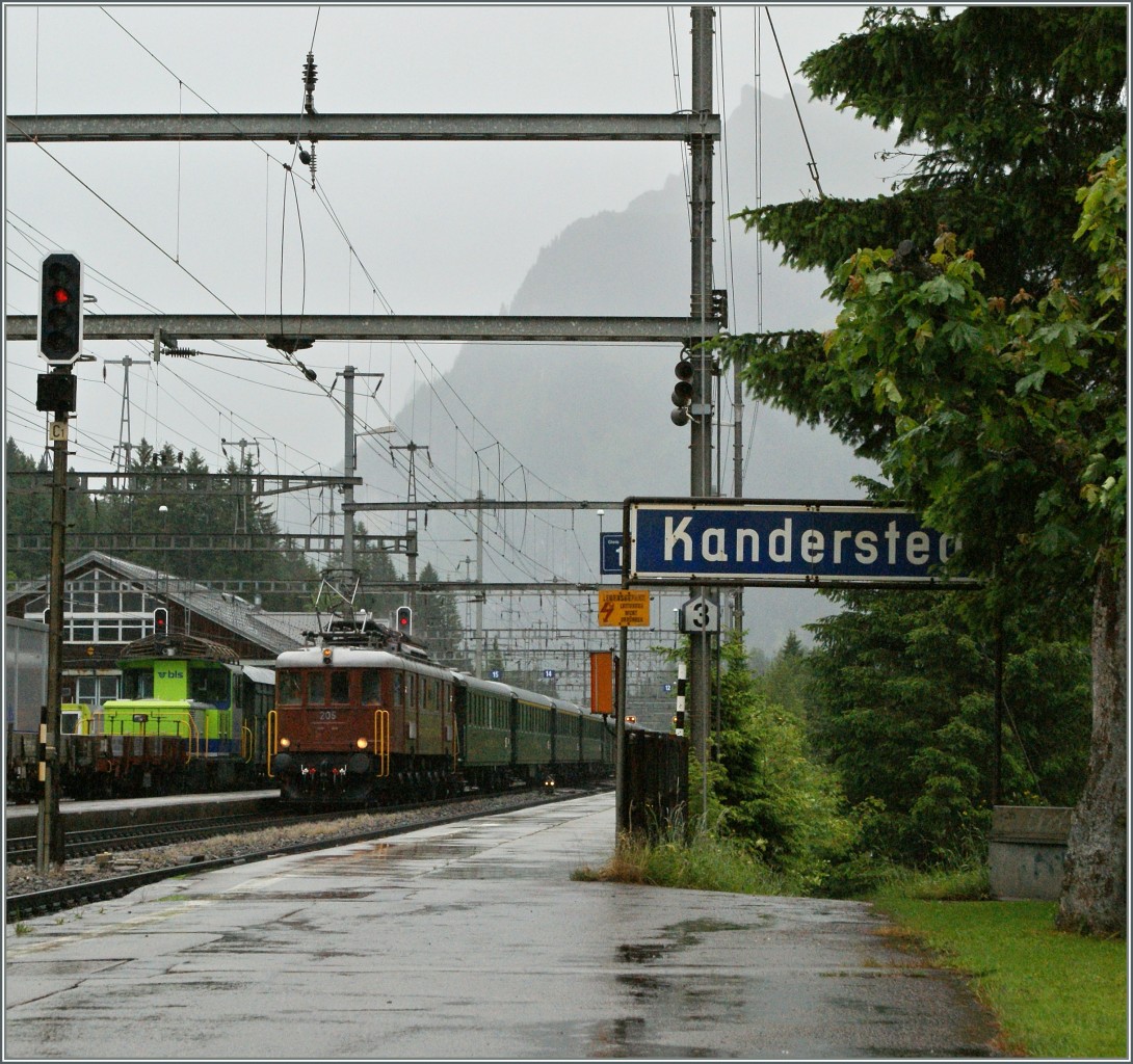 Durch den straken Regen hat sich die Ae 6/8 nach Kandersteg hoch gekmpft.
29. Juni 2013