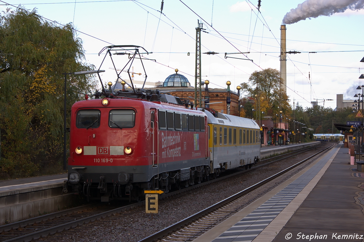 Durch die versptet Abfahrt des metronom (ME 82831) nach Gttingen musste die 110 169-0 der DB Systemtechnik GmbH in Uelzen kurz auf Weiterfahrt warten. Dann setzte sie ihre Fahrt in Richtung Celle weiter. 18.10.2013