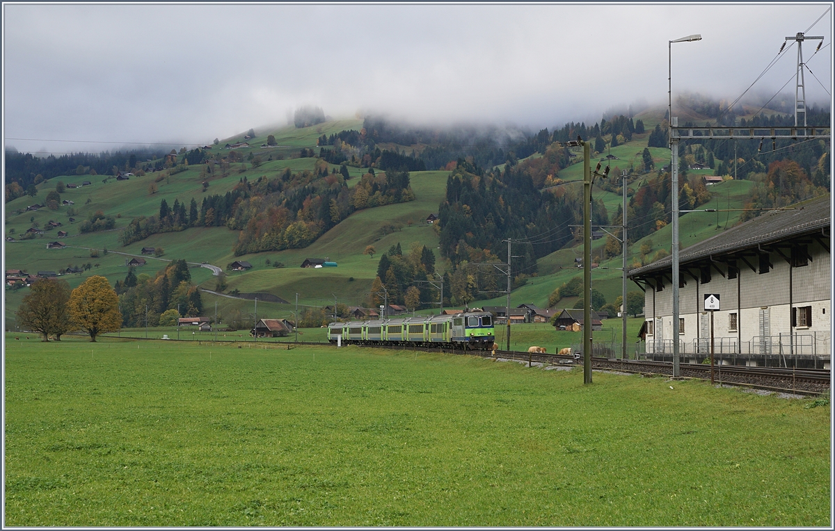 Durch die weiter Ebene des Simmentals fahrend erreicht die BLS Re 4/4 II 501 mit ihrem RE in Kürze Boltigen. 

22. Okt. 2019