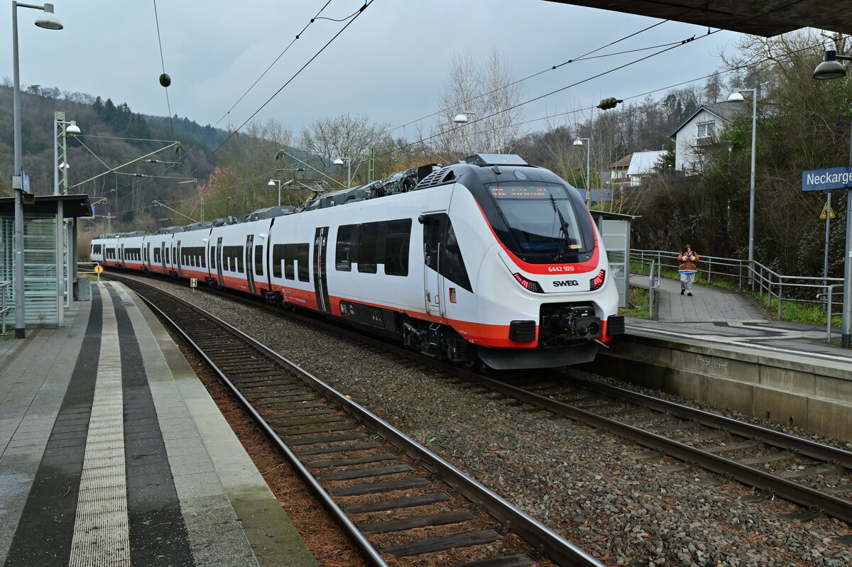 Durchfahrt des 6442 420/920 mit SWEG Logo in Neckargerach als RE10a nach Mannheim Hbf. 23.2.2023