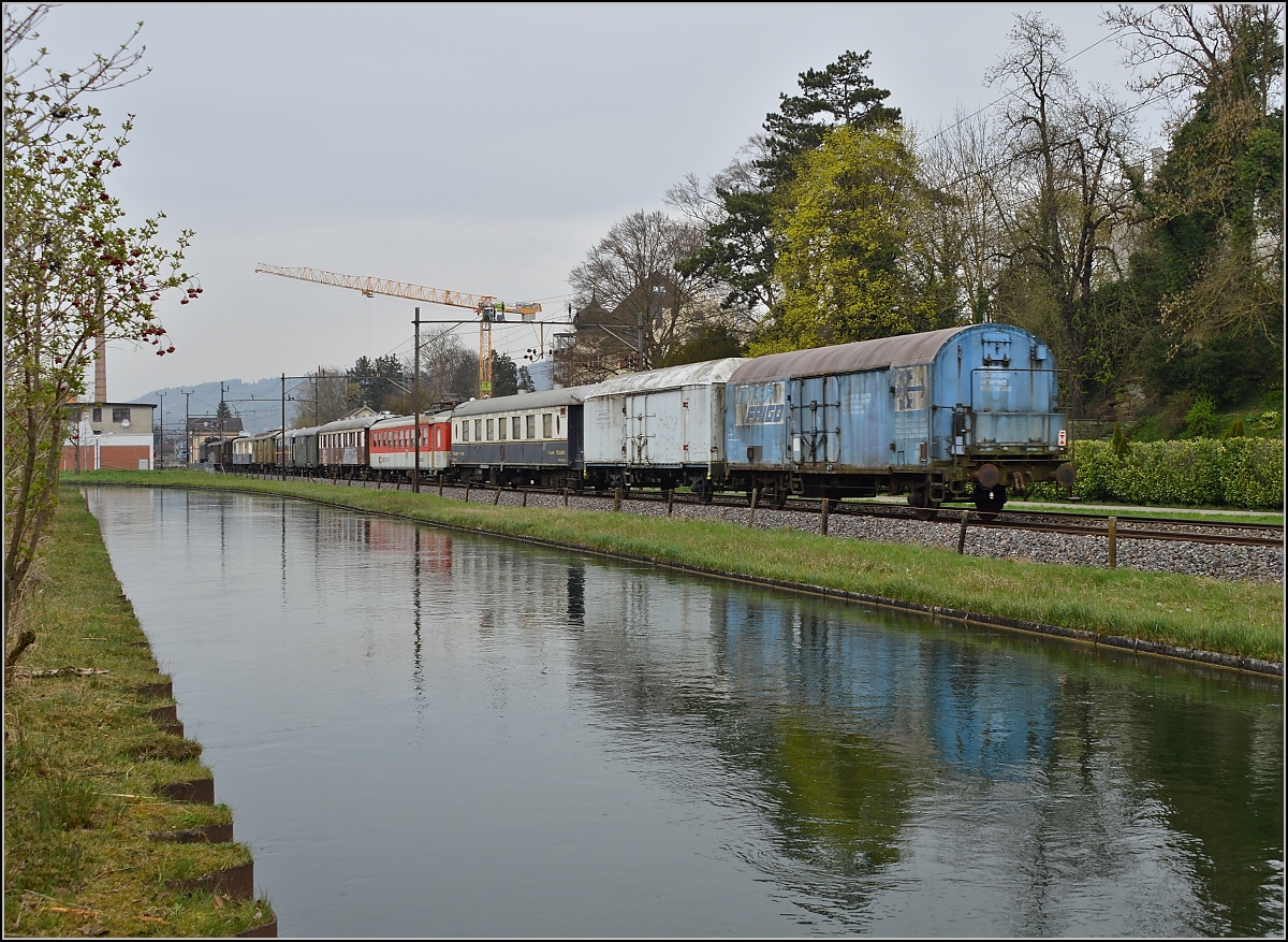 Durchfahrt der heißen Fuhre durch Bürglen mit Lok Ae 4/7 10950 der Swisstrain. April 2014.