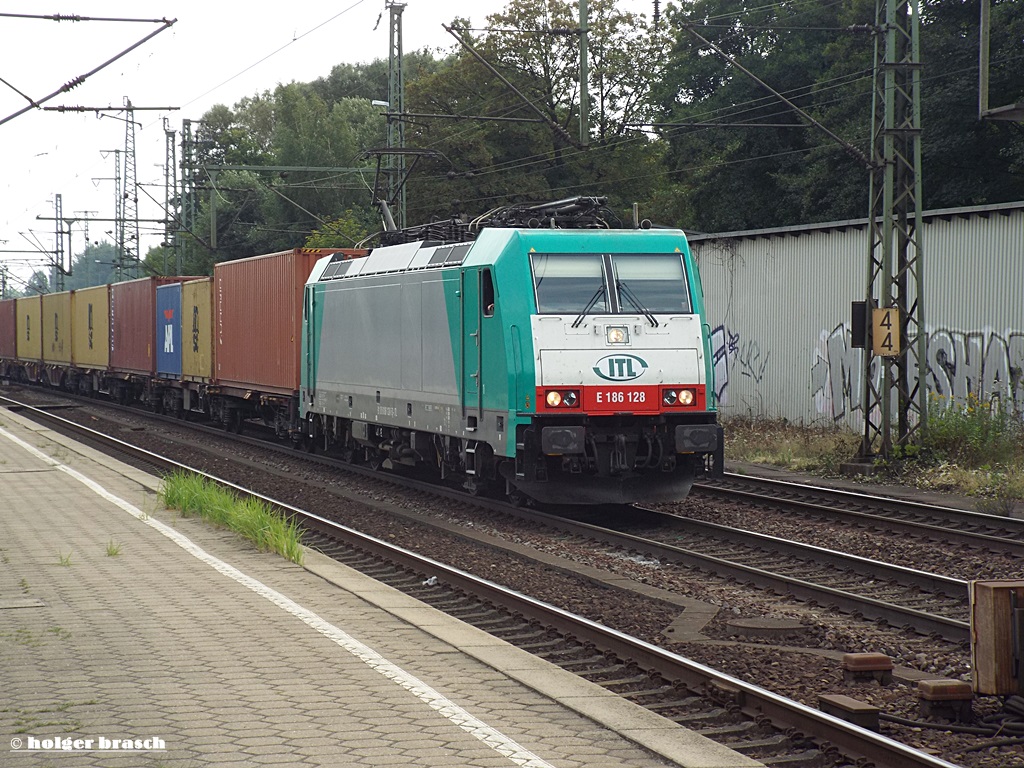 E 186 128 ist mit einen ganzzug am 31.08.13 durch hh-harburg gefahren