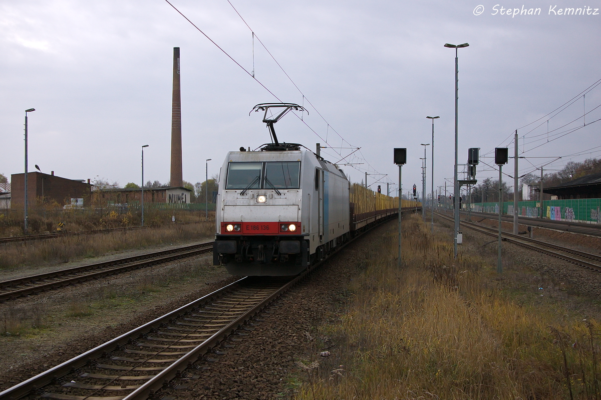 E 186 136 Macquarie European Rail fr OHE Cargo GmbH mit einem leeren Holzzug, bei der Einfahrt in den Bahnhof Rathenow und fuhr spter in Richtung Wustermark weiter. 23.11.2013