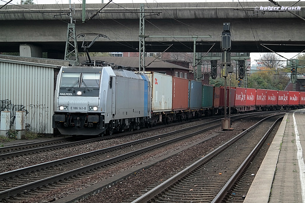 E 186 141-8 zog einen containerzug am 08.11.13 durch hh-harburg