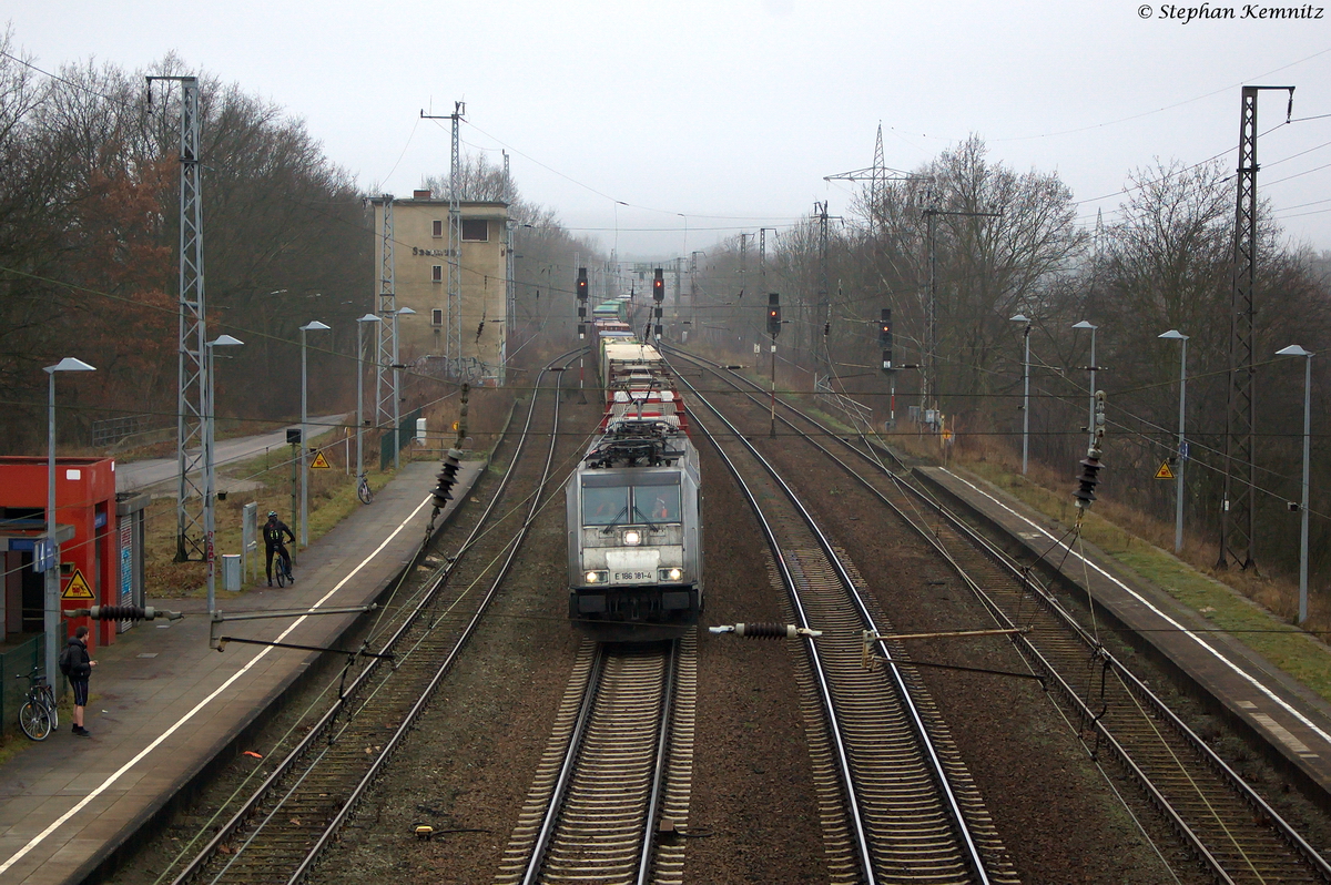 E 186 181-4 Railpool GmbH für RTB Cargo - Rurtalbahn Cargo GmbH mit einem Containerzug in Saarmund und fuhr weiter in Richtung Ludwigsfelde-Struveshof. 06.01.2015