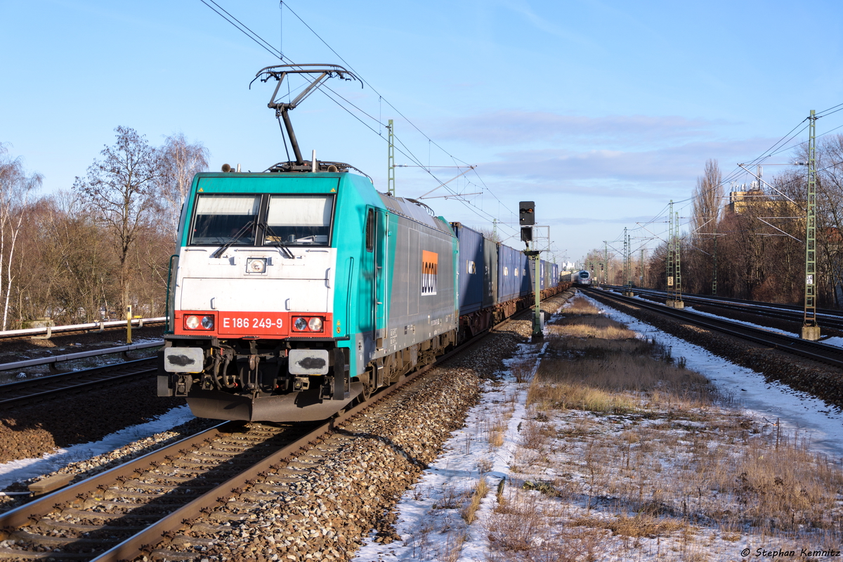 E 186 249-9 LOCON Benelux B.V. mit einem Containerzug in Berlin Jungfernheide und fuhr weiter in Richtung Berlin-Spandau. 09.01.2016