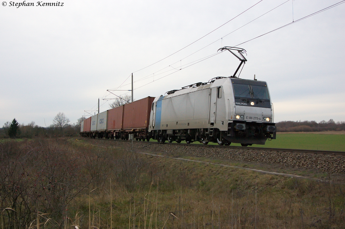 E 186 275-4 Railpool GmbH für METRANS Rail s.r.o mit einem METRANS Containerzug aus Richtung Salzwedel kommend in Stendal(Wahrburg) und fuhr in Richtung Magdeburg weiter. Ziel des Zuges war das DUSS-Terminal Leipzig-Wahren und am Zugende hing die ES 64 F4-159 (189 159-7). 04.01.2014