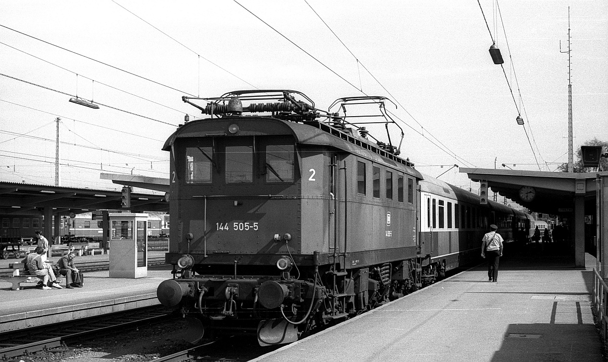 E 44 505/ 144 505-5 mit IC 511 Freilassing 17.09.1980 (Scan)