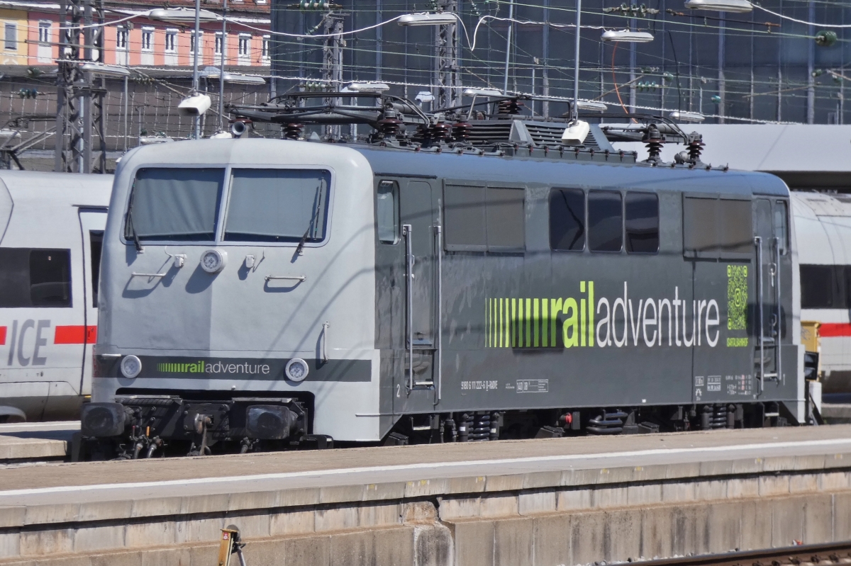 E-Lok 111 222-6, von railadventure, steht am Ende eines Bahnsteiges im Hbf. von Mnchen abgestellt. 01.05.2025