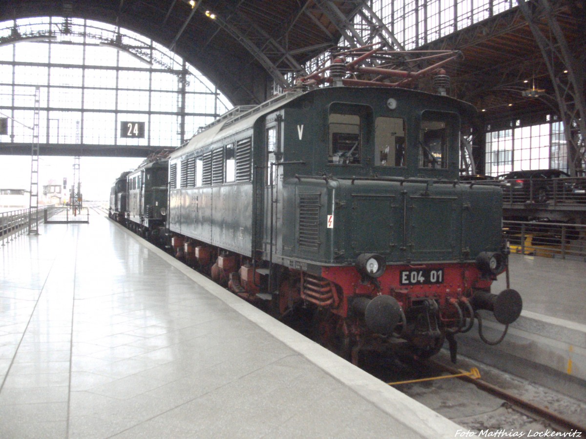 E04 01 auf dem Museumsgleis 24 im Bahnhof Leipzig Hbf am 15.2.14