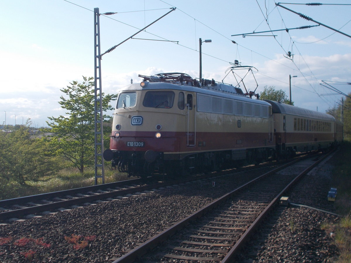 E10 1393 mit dem TEE Leerpark,am 14.Mai 2016,bei der Einfahrt in Mukran.