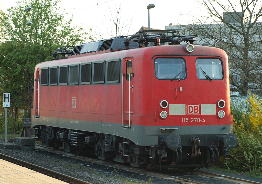 E10 278/115 278-4 abgestellt im Bahnhof von Neumünster. Meistens werden die Loks die dort abgestellt sind als PbZ Loks benutzt, seit neuestem  parkt  man sie ausserhalb der Reichweite von Schmierfinken zum Leidwesen der Fotografen. 21.04.2011