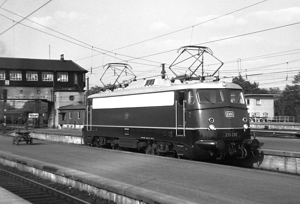 E10 292 (Abnahmedatum 11.5.1964) mit dem Schild  100. Ellok des Bw Stuttgart  bei einem ihrer ersten Einsätze Stuttgart Hbf 15.5.1964