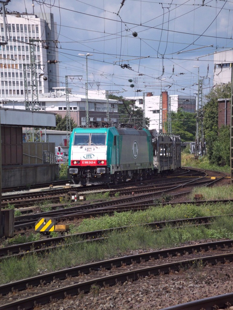 E186 242 der ITL kommt am 21.08.14 von der westlichen Weserseite und durchfährt den Bremer Hauptbahnhof.