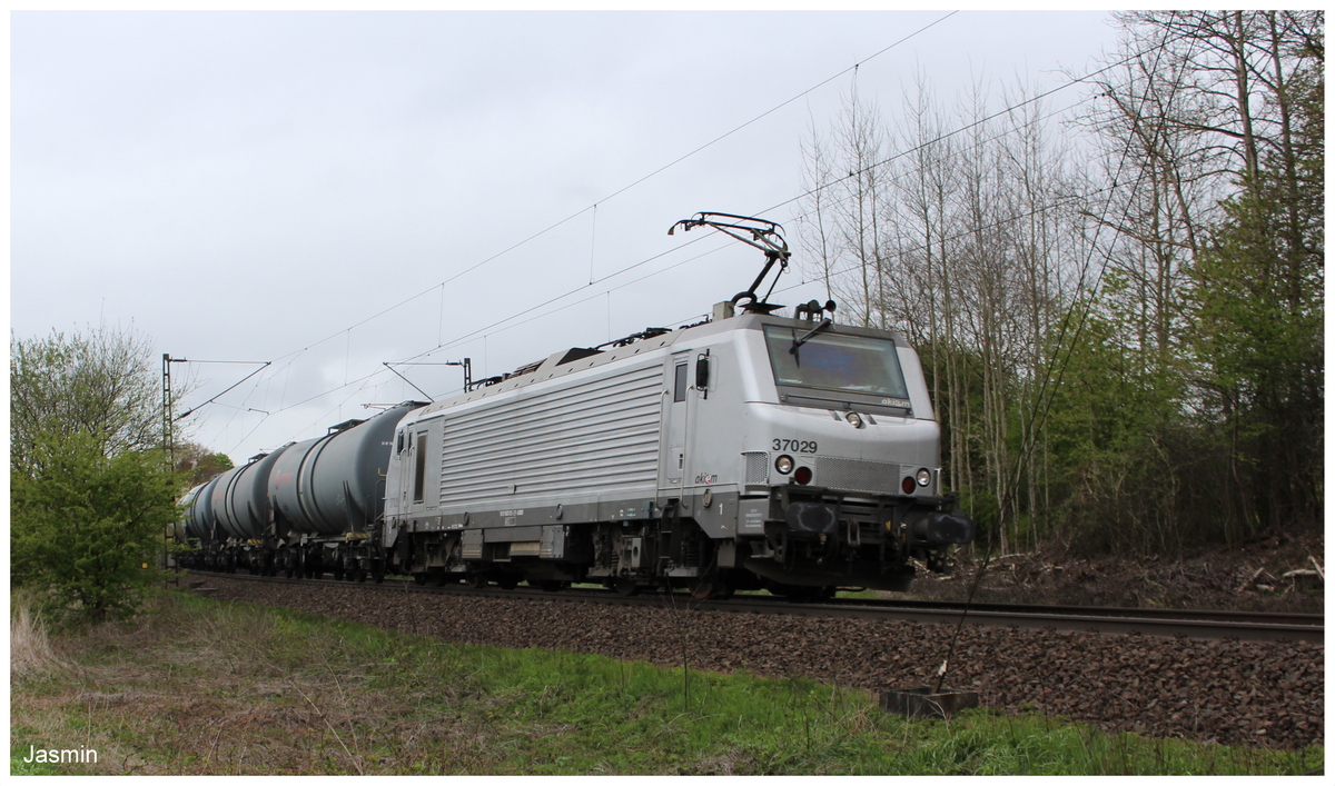 E37 029 mit Kesselwagenzug am 03.05.15 bei Bernhards