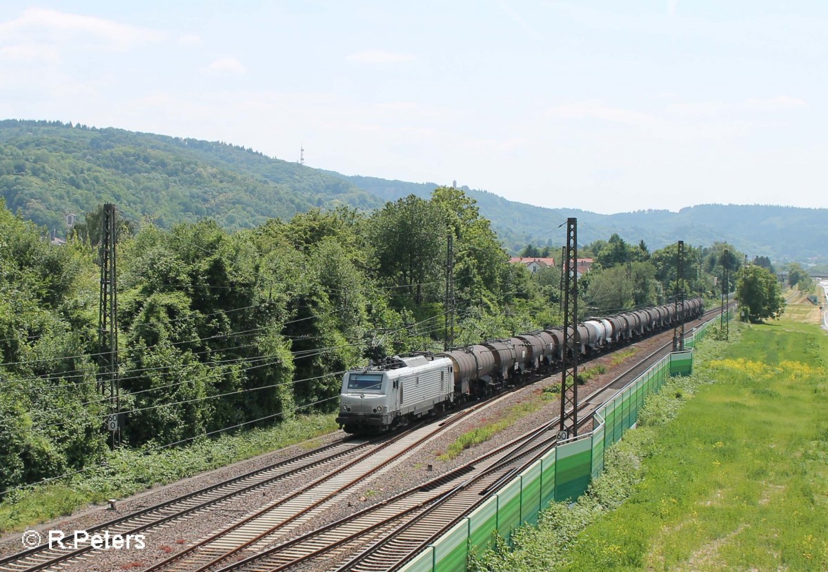 E37 527 zieht in Hemsbach einne Kesselzug in Richtung Darmstadt. 28.05.15