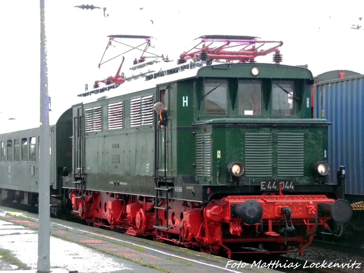 E44 044 im Bahnhof Grokorbetha am 16.4.16