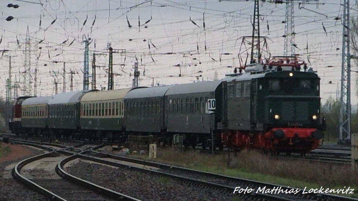 E44 044 mit dem Sonderzug und der 202 327 (203 227) der LEG bei der einfahrt in Grokorbetha am 17.4.16