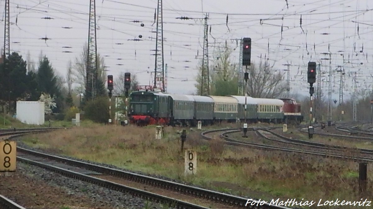 E44 044 mit dem Sonderzug und der 202 327 (203 227) der LEG am ende bei der Einfahrt in den Bahnhof Grokorbetha am 17.4.16