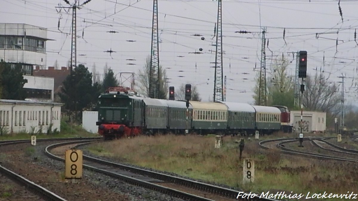 E44 044 mit dem Sonderzug und der 202 327 (203 227) der LEG am ende bei der Einfahrt in den Bahnhof Grokorbetha am 17.4.16