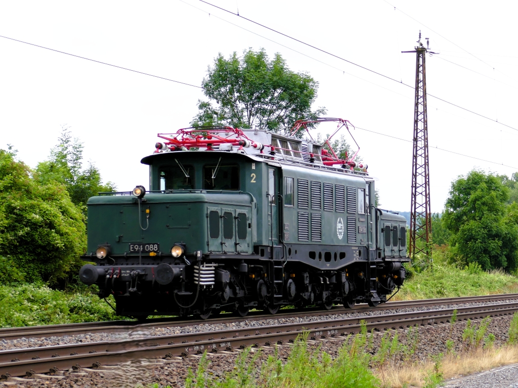E94 088 (97 80 8194 088-1 D-UEF) der  Elektrische Zugf�rderung W�rttemberg  als Tfzf von Leipzig nach Frankfurt (M), am 18.07.2025 in Naumburg (S) Hbf. (Foto: Thomas Fritzsche)