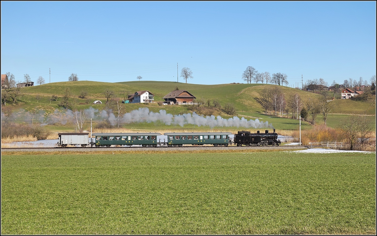 Eb 3/5 5810 mit ihrer Fuhre rund um den Napf am Tutensee. Februar 2019.