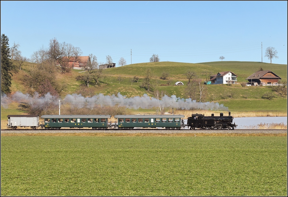 Eb 3/5 5810 mit ihrer Fuhre rund um den Napf am Tutensee. Februar 2019.