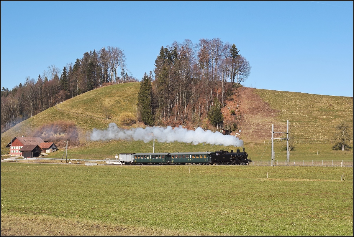 Eb 3/5 5810 mit ihrer Fuhre rund um den Napf in der Nähe des Tutensee. Februar 2019.