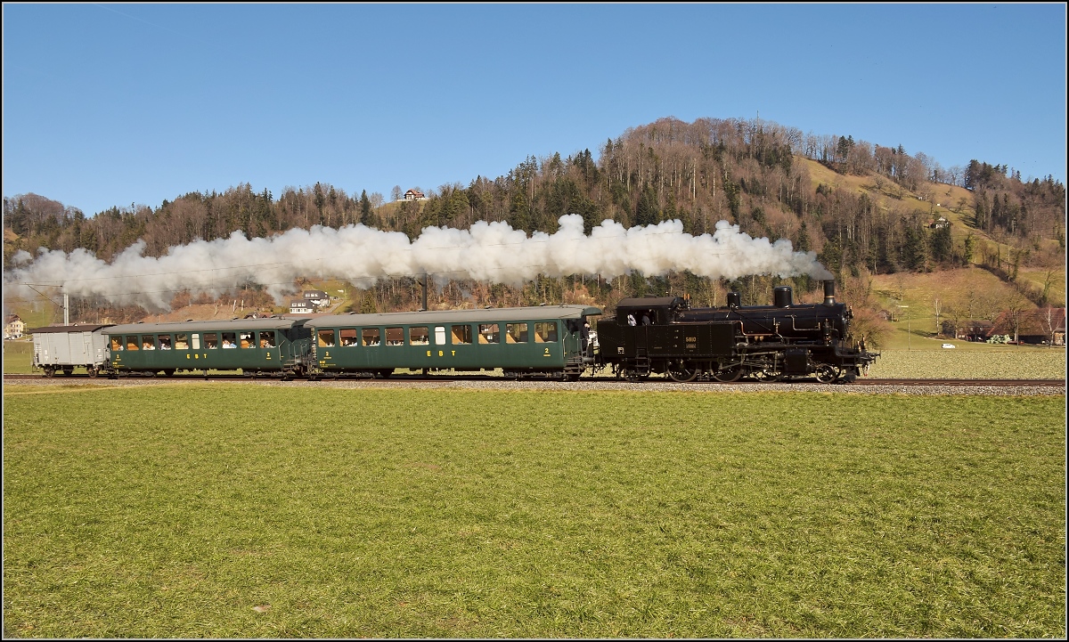 Eb 3/5 5810 mit ihrer Fuhre rund um den Napf verlässt Willisau. Februar 2019.