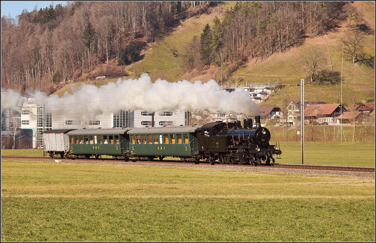 Eb 3/5 5810 mit ihrer Fuhre rund um den Napf verlässt Willisau. Februar 2019.