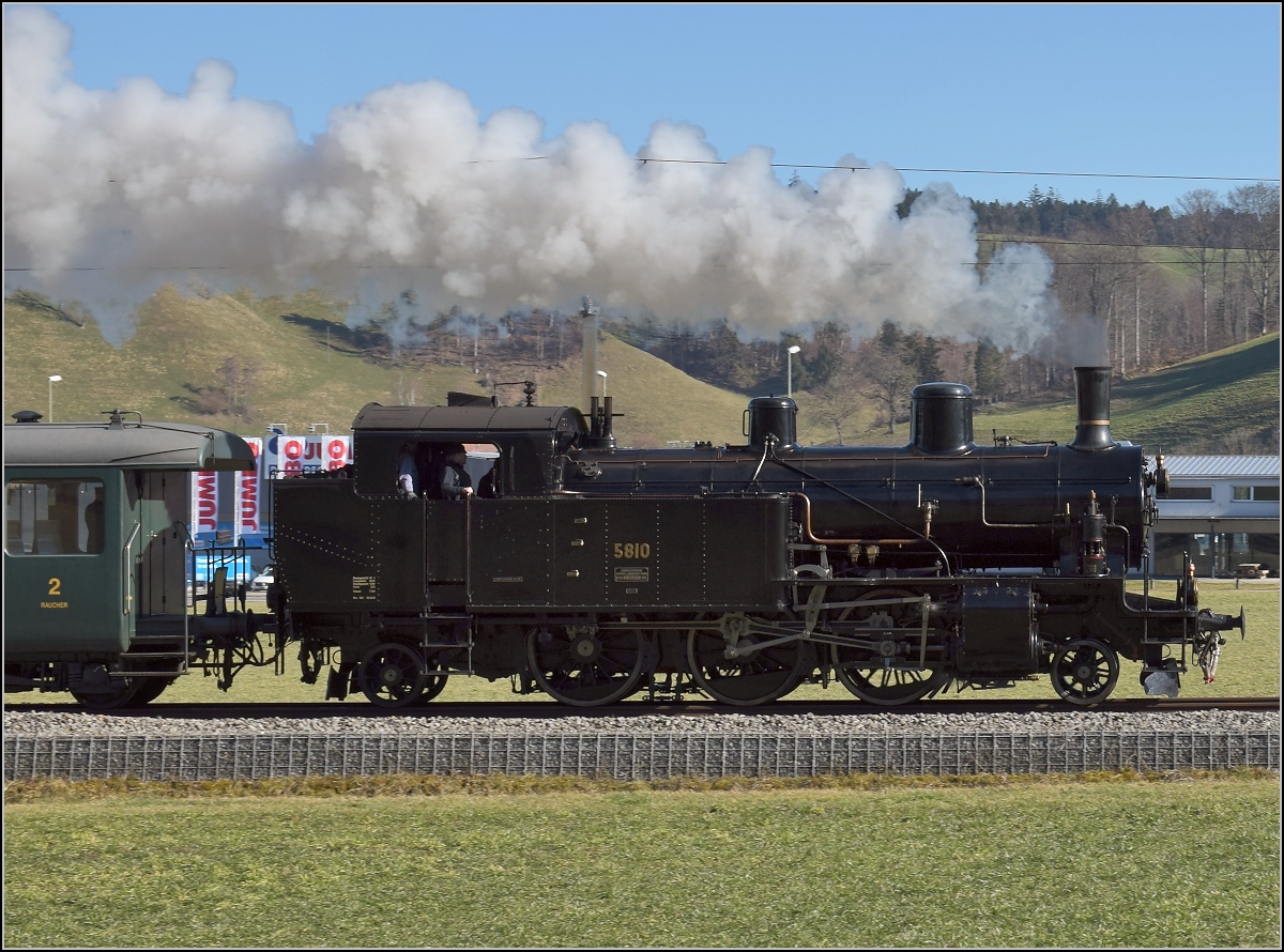 Eb 3/5 5810 mit ihrer Fuhre rund um den Napf bei der Einfahrt nach Willisau. Februar 2019.