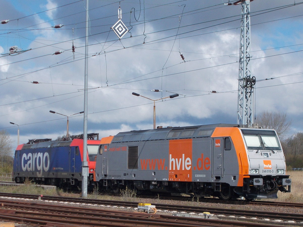 Ebenfalls am 24.April 2016 die 482 044-5 und die hvle 246 010-3 in Mukran Mitte.