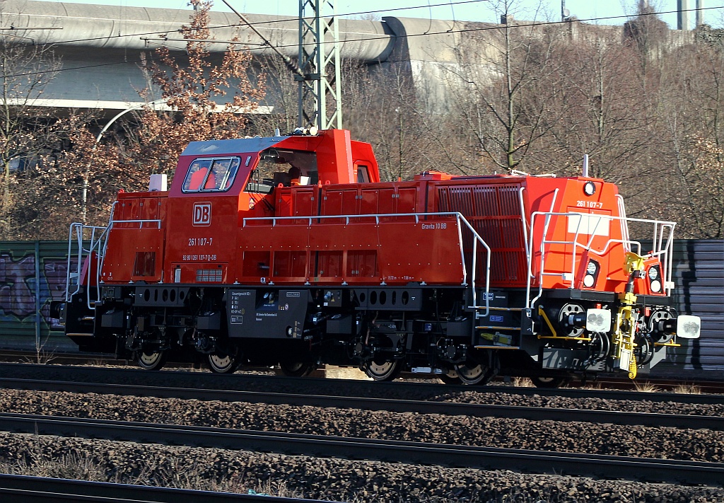 Ebenfalls frisch aus Kiel und ganz neu unterwegs war heute die Gravita 10BB 261 107-7 die hier durch Hamburg Harburg brummt. 03.04.2013