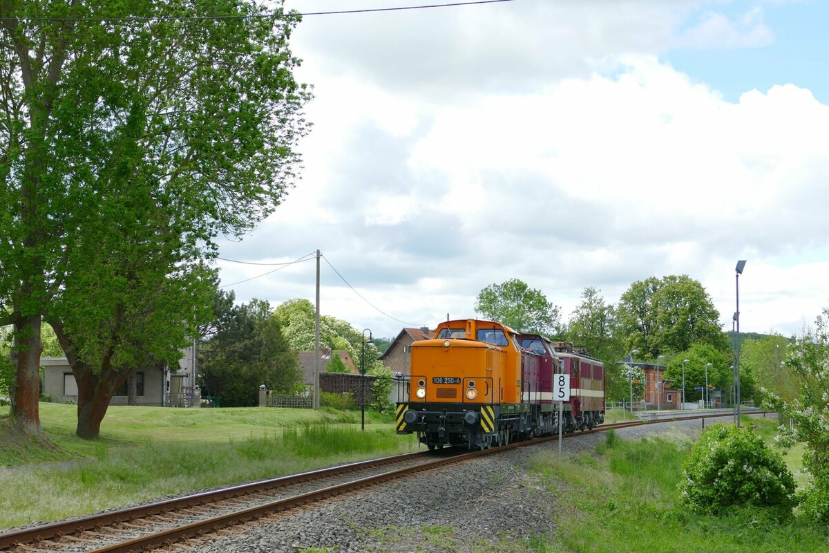 EBS 106 250-4 + 110 001 und 242 xxx auf Überführungsfahrt nach Naumburg Hbf, am 25.05.2021 in Balgstädt. (Foto: Wolfgang Krolop)