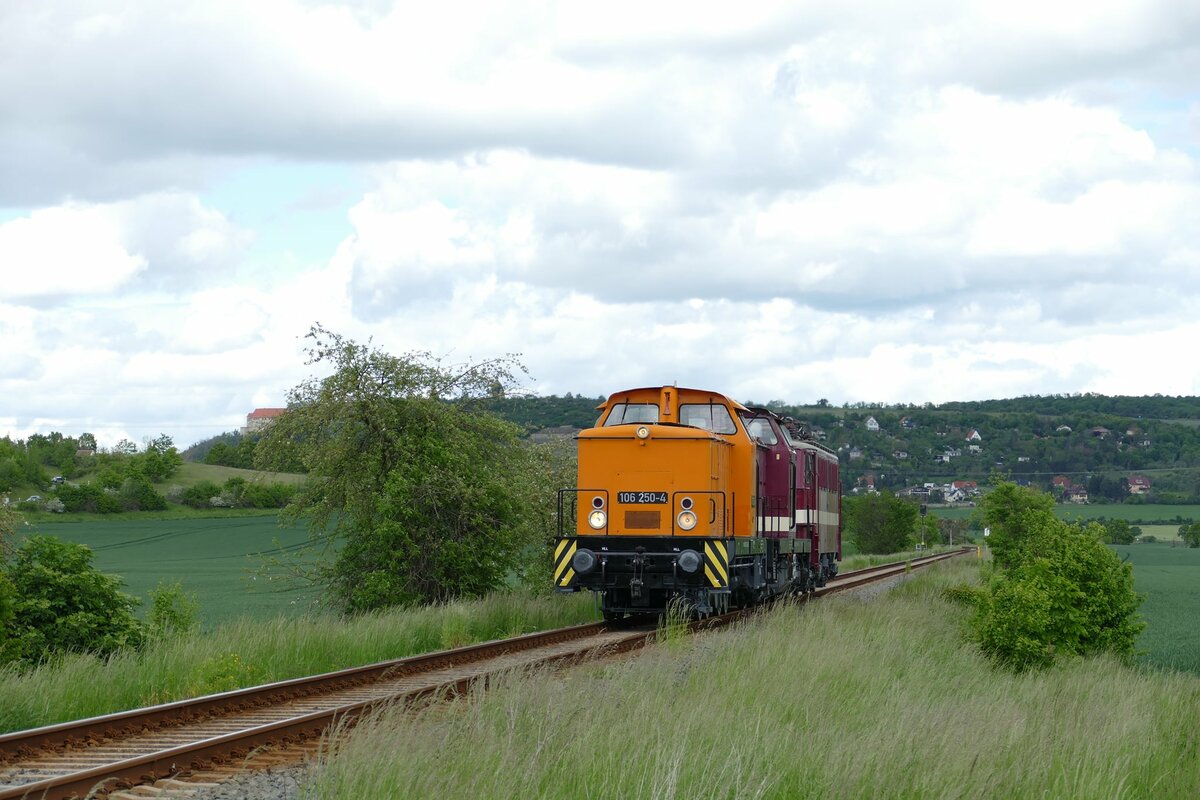 EBS 106 250-4 + 110 001 und 242 xxx auf Überführungsfahrt nach Naumburg Hbf, am 25.05.2021 in Balgstädt. (Foto: Wolfgang Krolop)