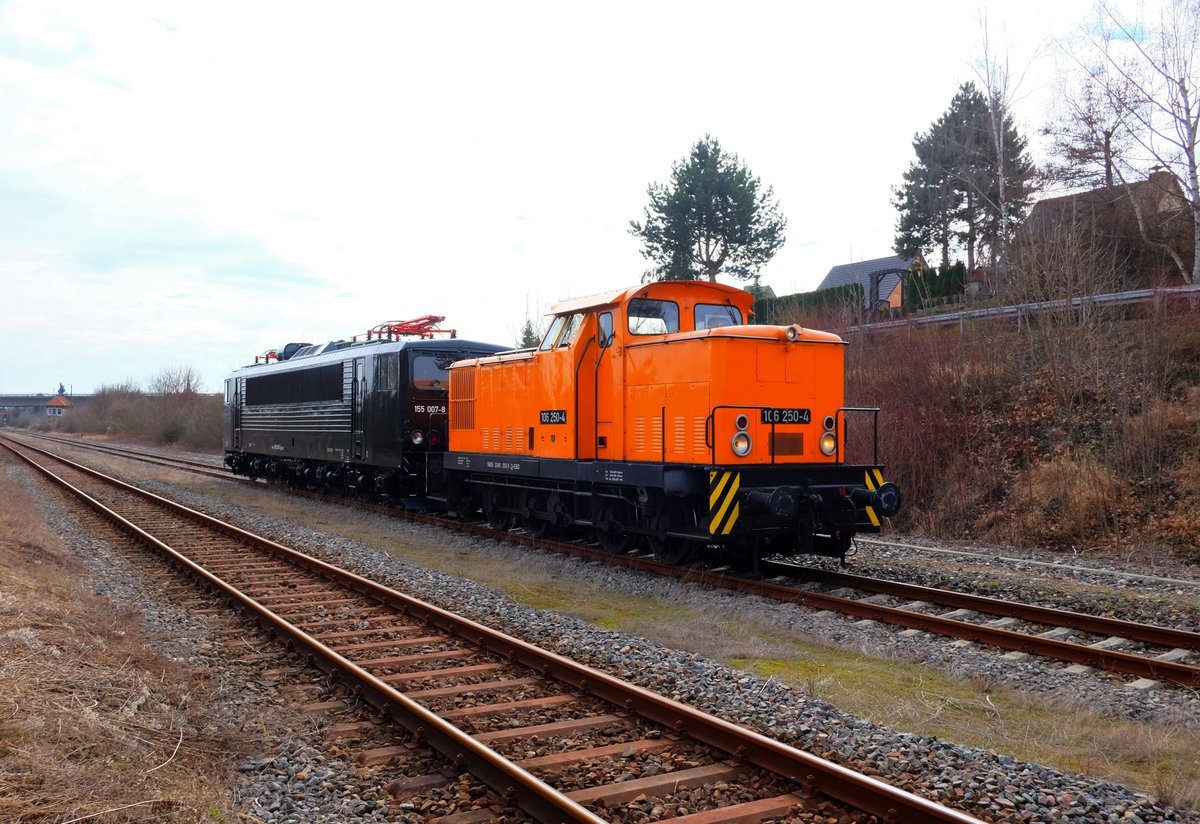 EBS 106 250-4 + 155 007-8 als Tfzf von Naumburg nach Karsdorf, am 09.03.2017 in Freyburg Bbf. (Foto: Heiko Kern)