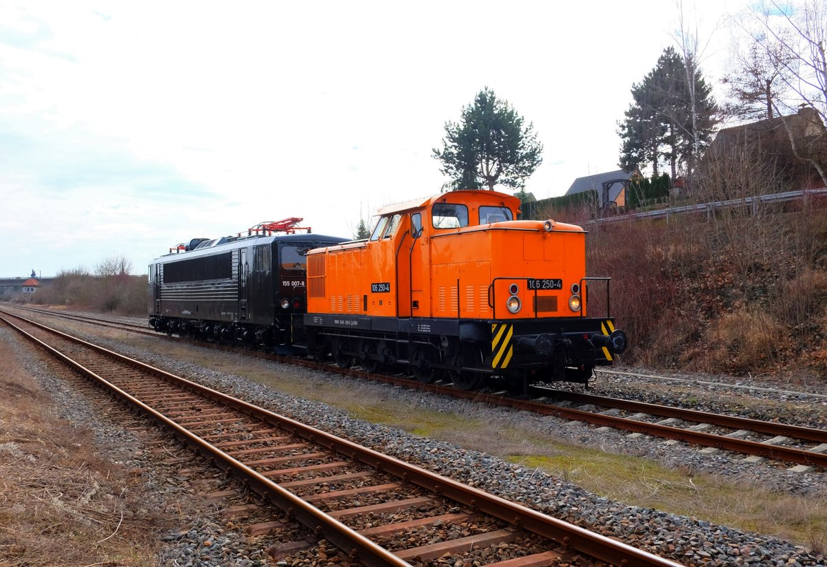 EBS 106 250-4 + 155 007-8 unterwegs nach Karsdorf, am 09.03.2017 beim Kreuzungshalt in Freyburg Bbf. (Foto: Heiko Kern)