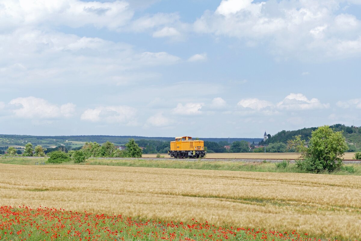 EBS 106 250-4 als Tfzf von Karsdorf zu den Eisenbahnfreunden Großheringen, am 07.06.2024 bei Kleinjena. Am 08.06.2024 war die Lok dann zum 150. Geburtstag des Lokschuppens Großheringen für Führerstandsmitfahrten im Einsatz. (Foto: Wolfgang Krolop)