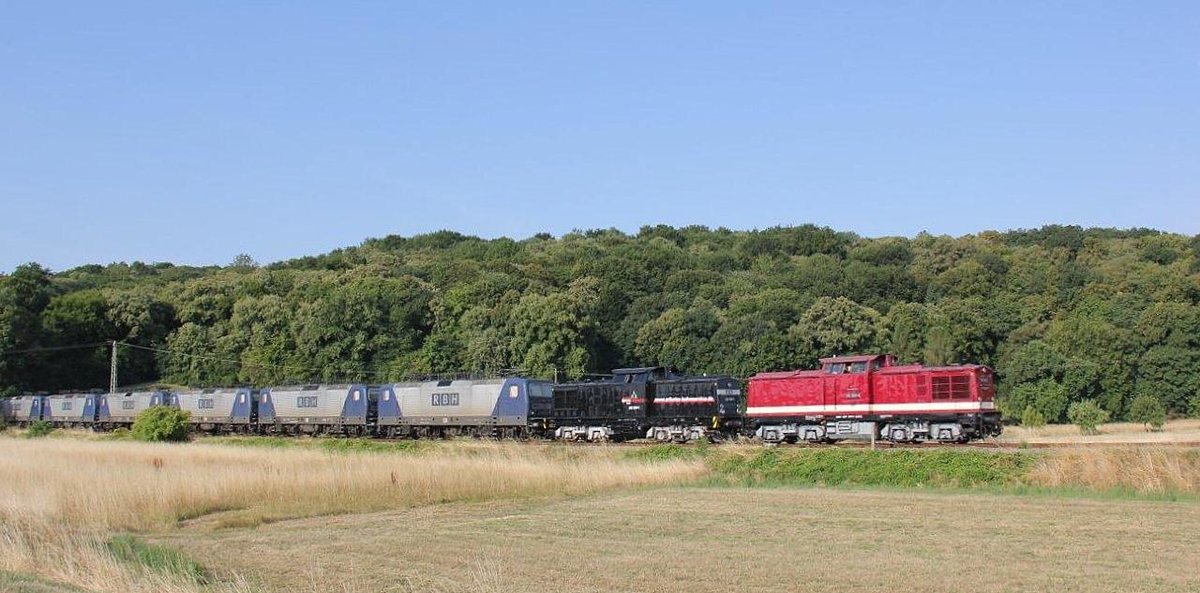 EBS 110 001-5 + 202 597-1 waren am 20.07.2018 bei Kleinjena mit 6 RBH 143er in Richtung Karsdorf unterwegs. (Foto: Wolfgang Krolop)