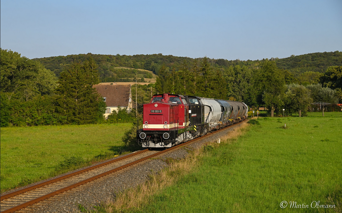 EBS 110 001-5 + 202 738-1 bespannten am 23.08.2023 ab Naumburg (S) Hbf den DGS 95111 von Spreewitz nach Karsdorf. Martin Oßmann fotografierte den Zug auf der Unstrutbahn in Balgstädt.