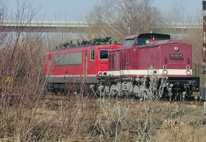 EBS 110 001-5 + FWK 155 119-1 am 25.02.2021 im Bahnhof Karsdorf. Die E-Lok wurde nach Naumburg Hbf �berf�hrt. (Foto: Jens Hermann)