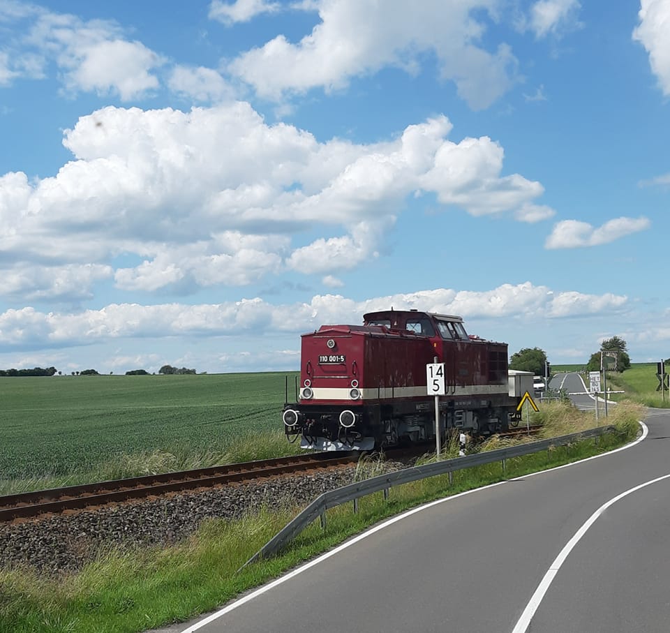 EBS 110 001-5 als Tfzf nach Karsdorf, am 07.06.2022 an der Zuckerfabrik Laucha (U). (Foto: Ulf Körsten)