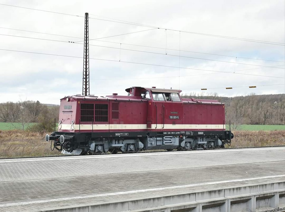 EBS 110 001-5 als Tfzf nach Karsdorf, am 11.12.2023 in Naumburg (S) Hbf. (Foto: Maik Köhler)