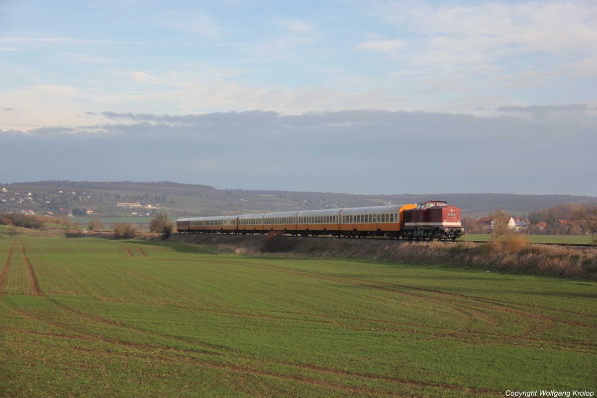 EBS 110 001-5 brachte am 06.12.2019 Städteexpesswagen bei Kleinjena nach Naumburg Hbf. Von dort wurden die Wagen mit einer E-Lok nach Erfurt überführt, von wo aus am 07.12.2019 eine Sonderfahrt nach Dresden stattfand. (Foto: Wolfgang Krolop)