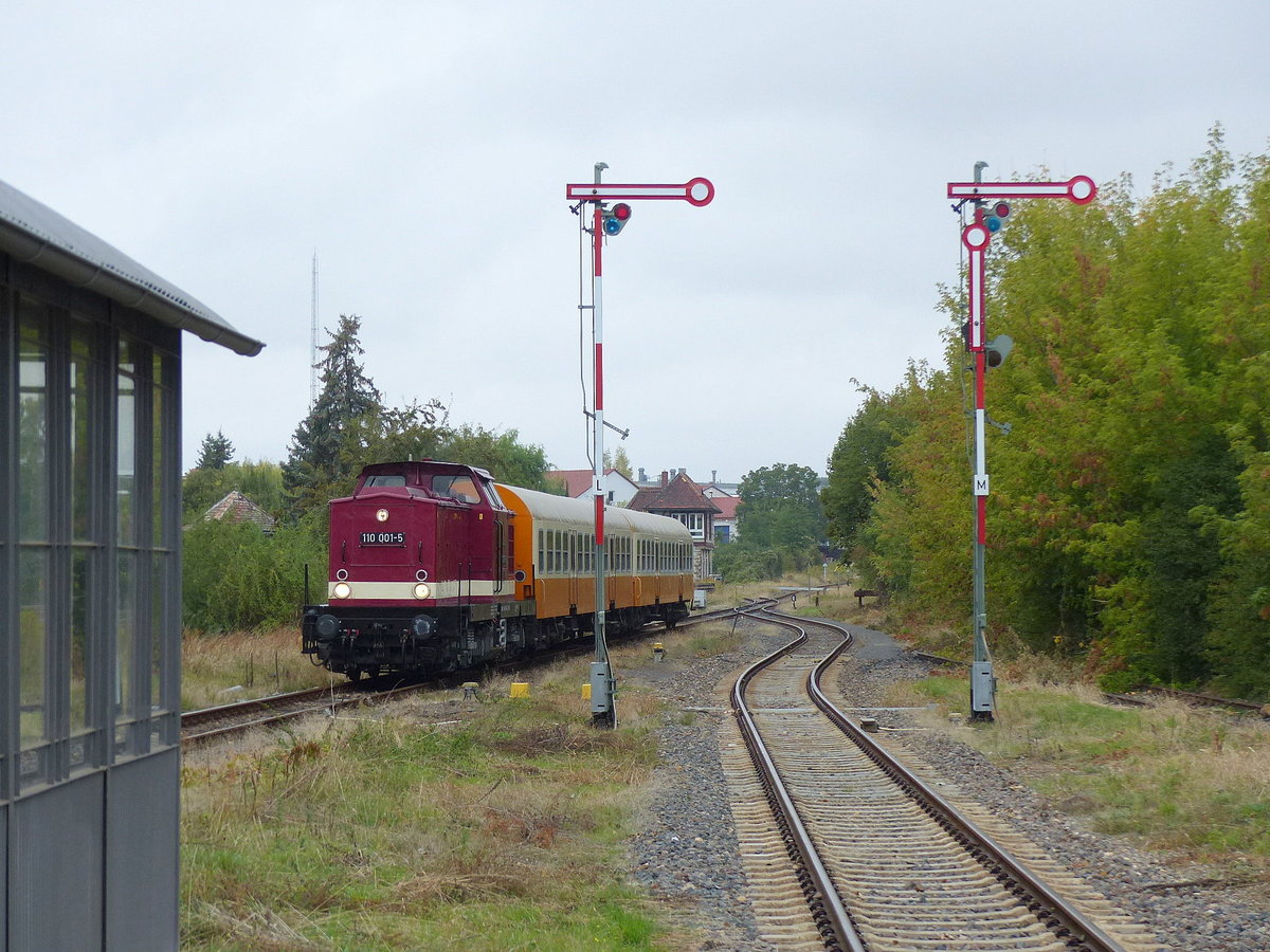 EBS 110 001-5 mit dem DPE 25298 von Karsdorf nach Naumburg Ost, am 23.09.2018 bei der Einfahrt in Laucha. Der Sonderzug verkehrte zum Bahnhofsfest des F�rdervereins Finnebahn in Laucha.
