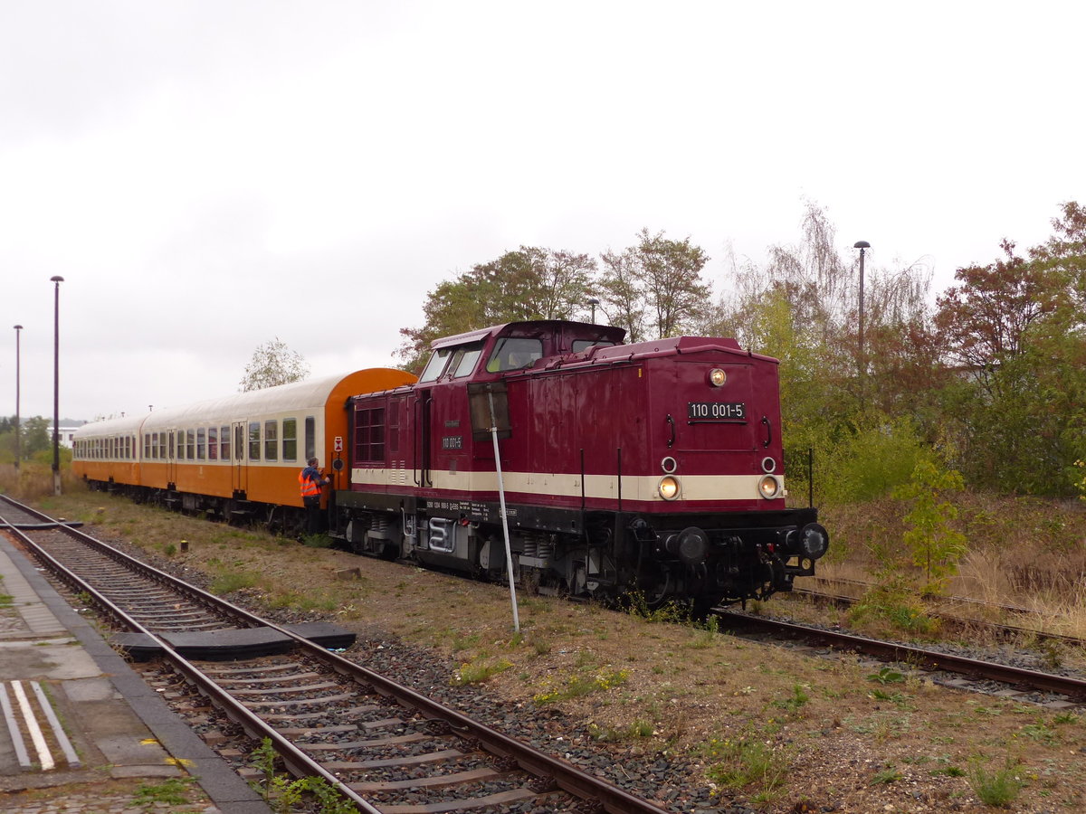 EBS 110 001-5 mit dem DPE 25298 aus Karsdorf, am 23.09.2018 in Naumburg Ost.