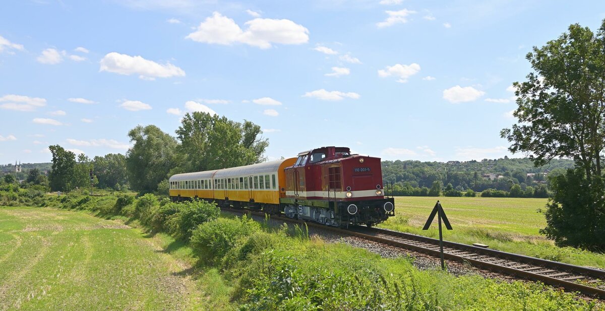 EBS 110 001-5 mit dem FUX von Gro�heringen nach Karsdorf, am 30.07.2021 bei Ro�bach.  Vorwiegend Ferienkinder nutzen das tolle Angebot und besuchten die Eisenbahnfreunde Gro�heringen. (Foto: Silvio Vernaldi)